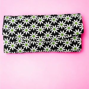 Main Street collection Women’s wallet. White daisy’s, 8.5x4.5